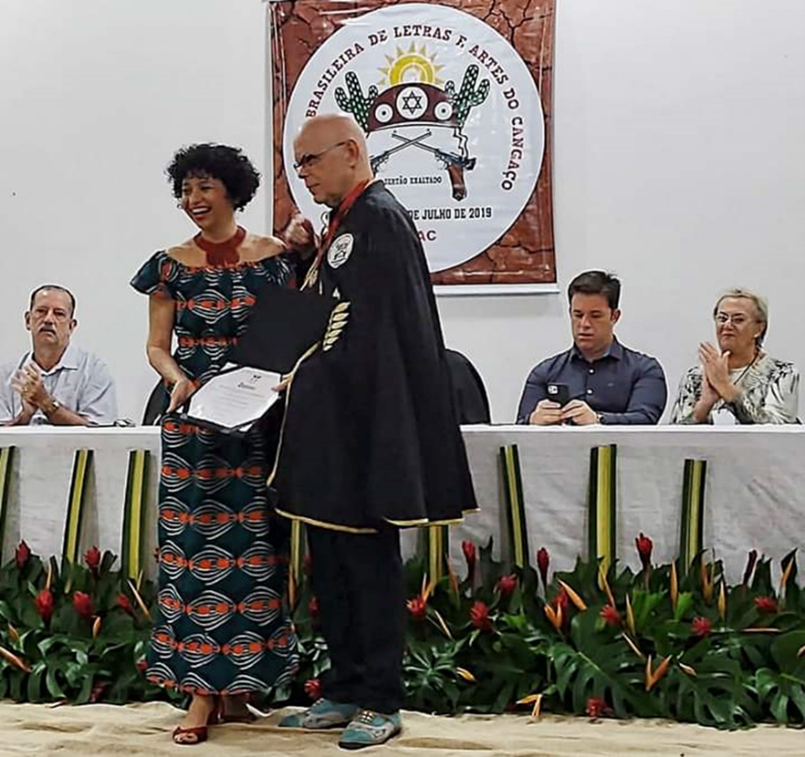 Acadêmico Correspondente Ricardo Augusto Pita Ribeiro (Ricardo Beliel), sendo diplomado pela sua Madrinha Luciana Nabuco.